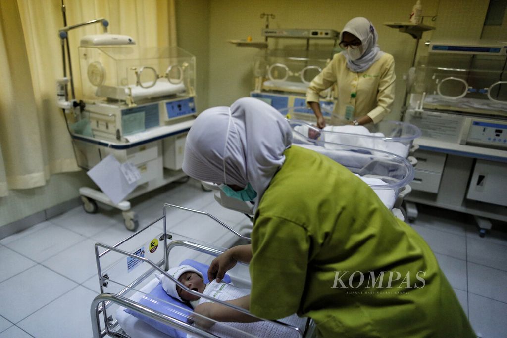 Petugas Rumah Sakit Ibu dan Anak Tambak, Menteng, Jakarta, sedang merawat dan memantau kondisi bayi yang baru lahir, Selasa (15/11/2022). Jumlah manusia Bumi pada 15 November 2022 ini genap mencapai 8 miliar jiwa.
