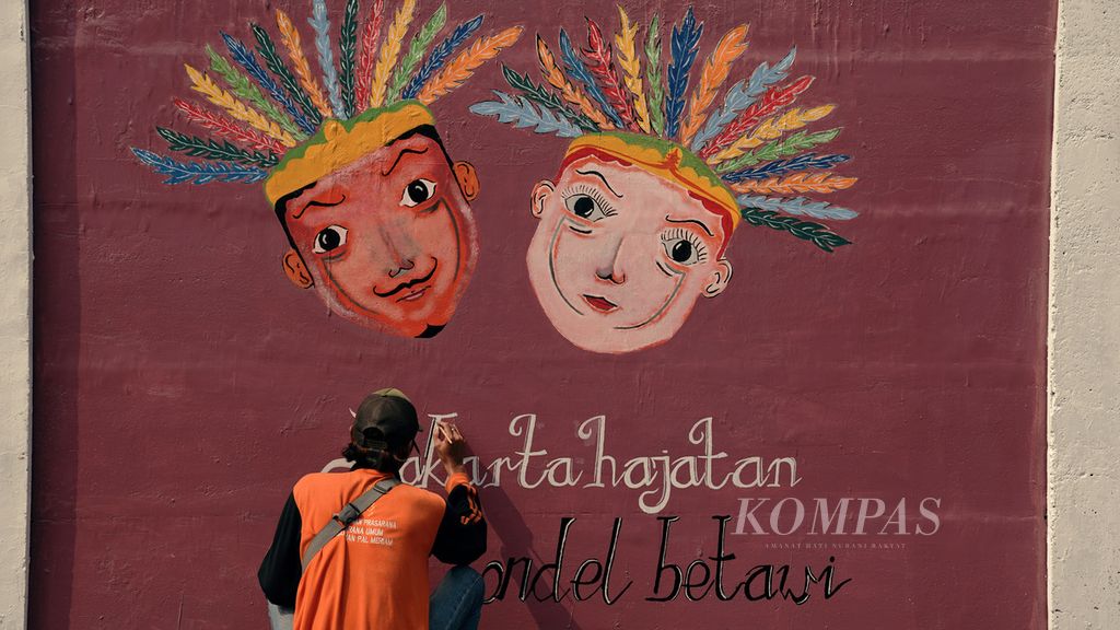 Petugas PPSU meramaikan HUT Ke-495 DKI Jakarta dengan mempercantik dinding kota di Palmeriam, Matraman, Jakarta TImur, Minggu (19/6/2022). 