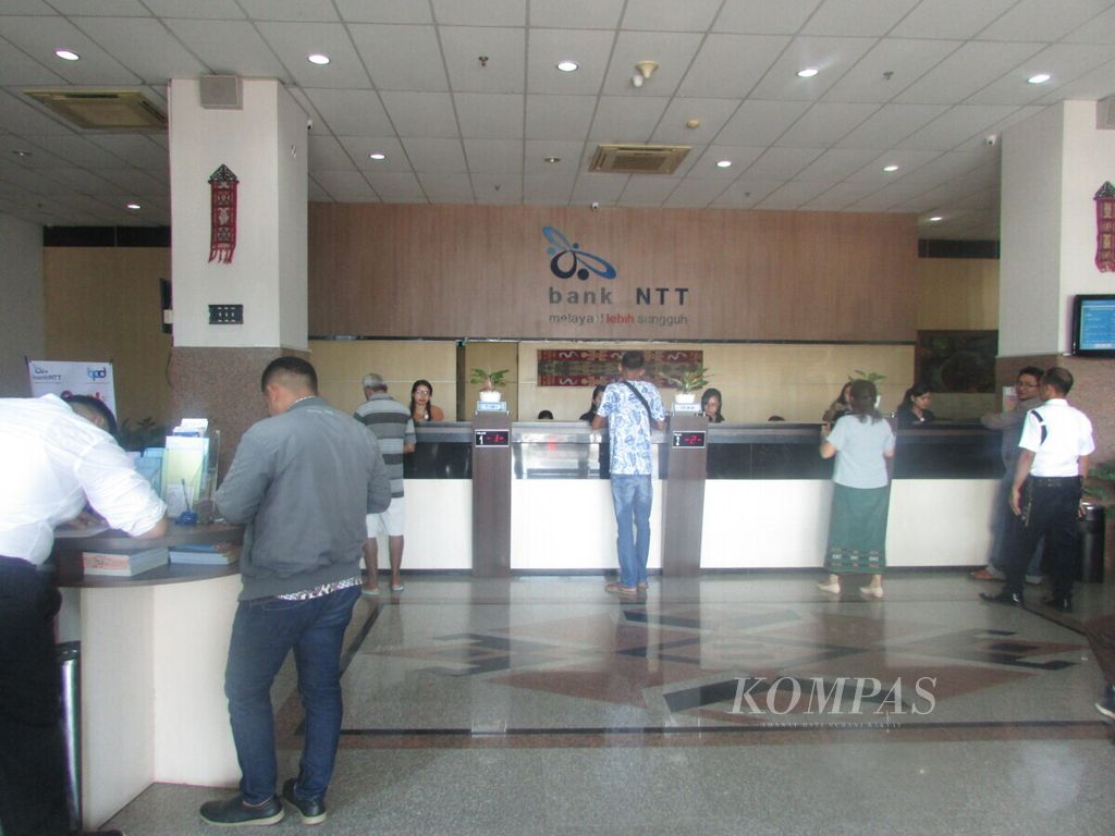 Sejumlah nasabah Bank NTT bertransaksi di loket pelayanan Bank NTT di Kupang Kamis (11/6/2020), meski bank itu sedang diterpa kredit macet Rp 325 miliar.