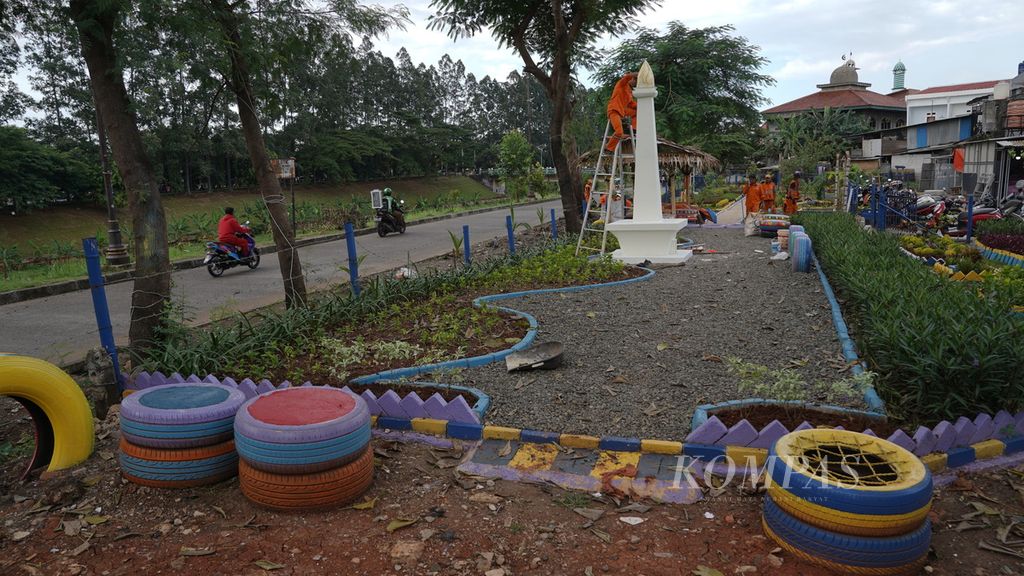Petugas Penanganan Prasarana dan Sarana Umum (PPSU) Kelurahan Duren Sawit merampungkan pembuatan Taman Unggulan Terpadu di Duren Sawit, Jakarta Timur, Senin (3/4/2023). 