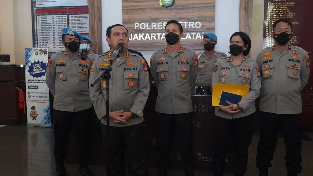 Kepala Polres Metro Jakarta Selatan Komisaris Besar Budhi Herdi Susianto merilis kasus baku tembak di rumah dinas Kadiv Propam Polri di Jakarta Selatan, Selasa (12/7/2022).