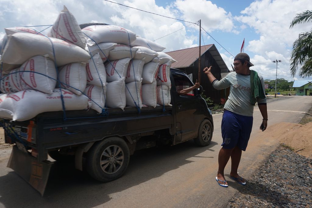 Warga Desa Sanggang, Kabupaten Pulang Pisau, menjual gabah kering giling mereka ke pembeli dari luar desa, Jumat (4/9/2020). 