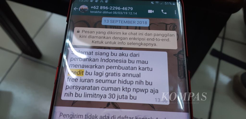 Seorang korban penjualan data pribadi, Rabu (13/3/2019), di Jakarta, menunjukkan pesan singkat yang diterimanya lewat Whatsapp. Umumnya, ia menerima penawaran kartu kredit dari berbagai bank.