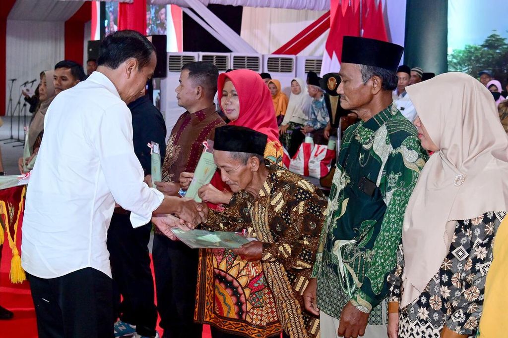 Presiden Joko Widodo didampingi Ibu Iriana Joko Widodo menyerahkan sertifikat hak atas tanah untuk rakyat di Alun-alun Wonosobo, Kabupaten Wonosobo, Jawa Tengah, Senin (22/1/2024). 