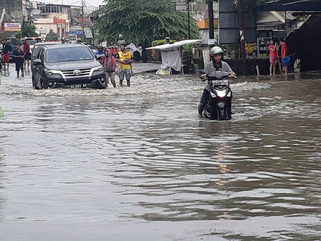 Banjir merendam kawasan sekip kecamatan Kemuning, Palembang, Sumatera Selatan, Sabtu (25/12/2021). Banjir disebabkan oleh meningkatnya intensitas curah hujan dan pasangnya air sungai.