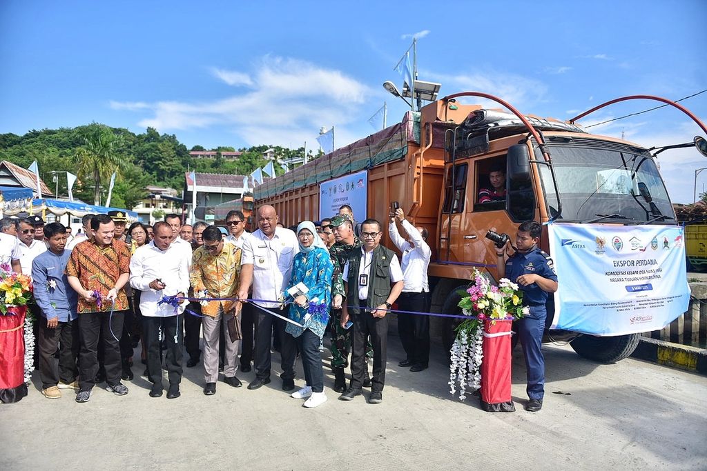 Gubernur Sumatera Utara Edy Rahmayadi melepas ekspor kelapa segar dari Nias Utara, Sumatera Utara, ke China, Rabu (8/3/2023).