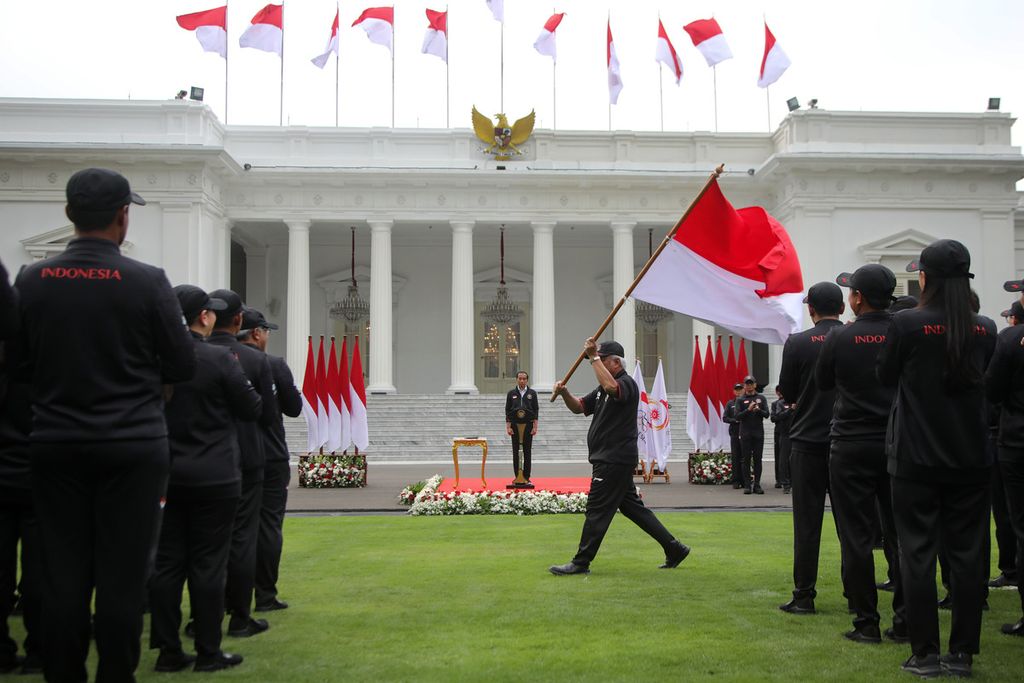 Presiden Joko Widodo memberikan arahan saat upacara pelepasan kontingen Asian Games 2022 di halaman Istana Merdeka, Jakarta, Selasa (19/9/2023). Indonesia mengirimkan 413 atlet yang akan tampil di 30 cabang olahraga Asian Games yang akan digelar di Hangzhou, China, 23 September-8 Oktober 2023.