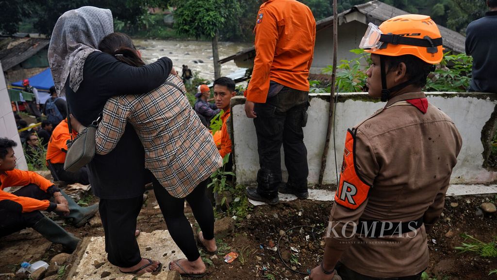 Suasana duka keluarga korban di sela-sela pencarian korban yang masih tertimbun tanah longsor di Empang, Kota Bogor, Jawa Barat, Rabu (15/3/2023). 
