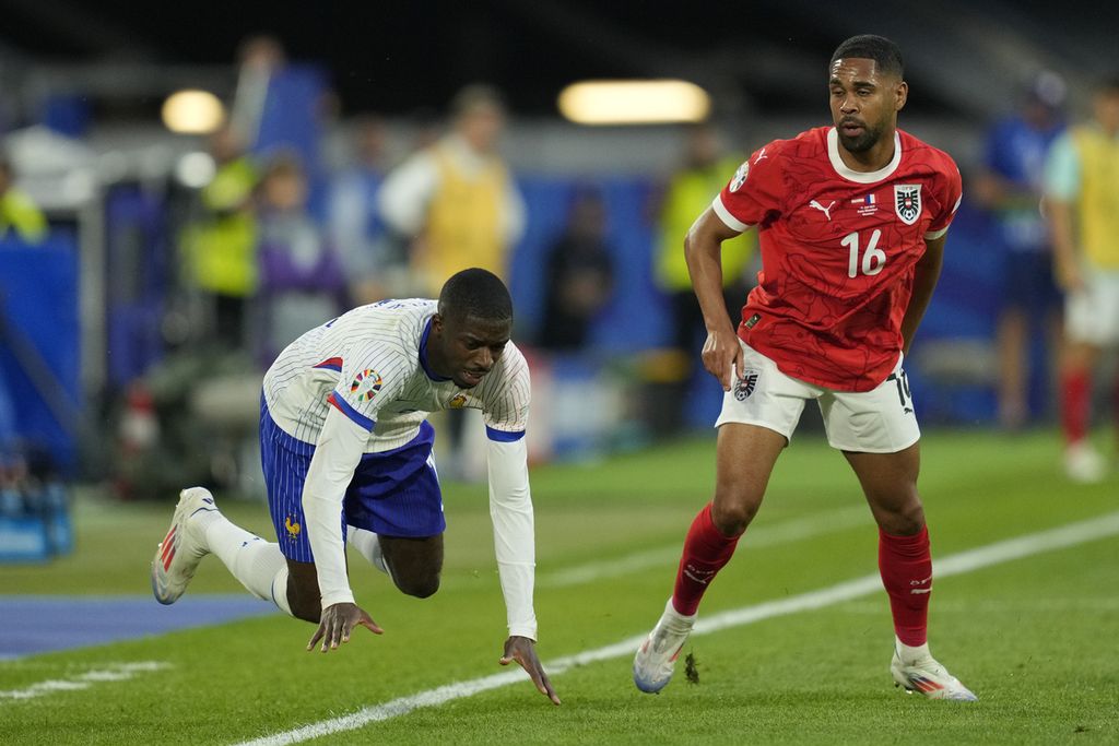 Ousmane Dembele, pemain Perancis, terjatuh setelah bersentuhan dengan pemain Austria, Philipp Mwene, saat pertandingan Grup D antara Austria dan Perancis pada turnamen sepak bola Piala Eropa 2024 di Duesseldorf, Jerman, Selasa, 18 Juni 2024 dini hari WIB.