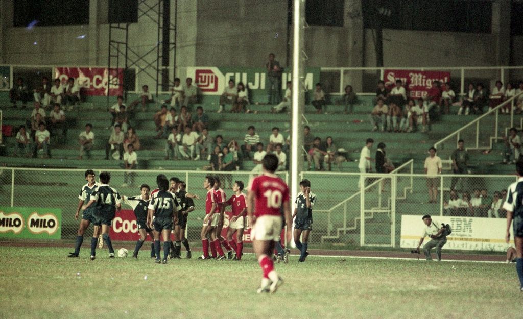 Perseteruan pemain Indonesia dan Thailand pada laga final SEA Games 1991 di Stadion Memorial Rizal, Manila, Filipina, Rabu 4 Desember 1991. 