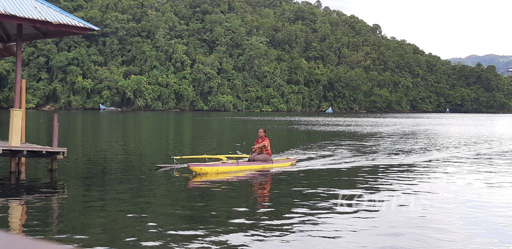 Dari tempat wisata ini, pengunjung dapat melihat masyarakat setempat yang menggunakan perahu untuk beraktivitas sehari-hari.
