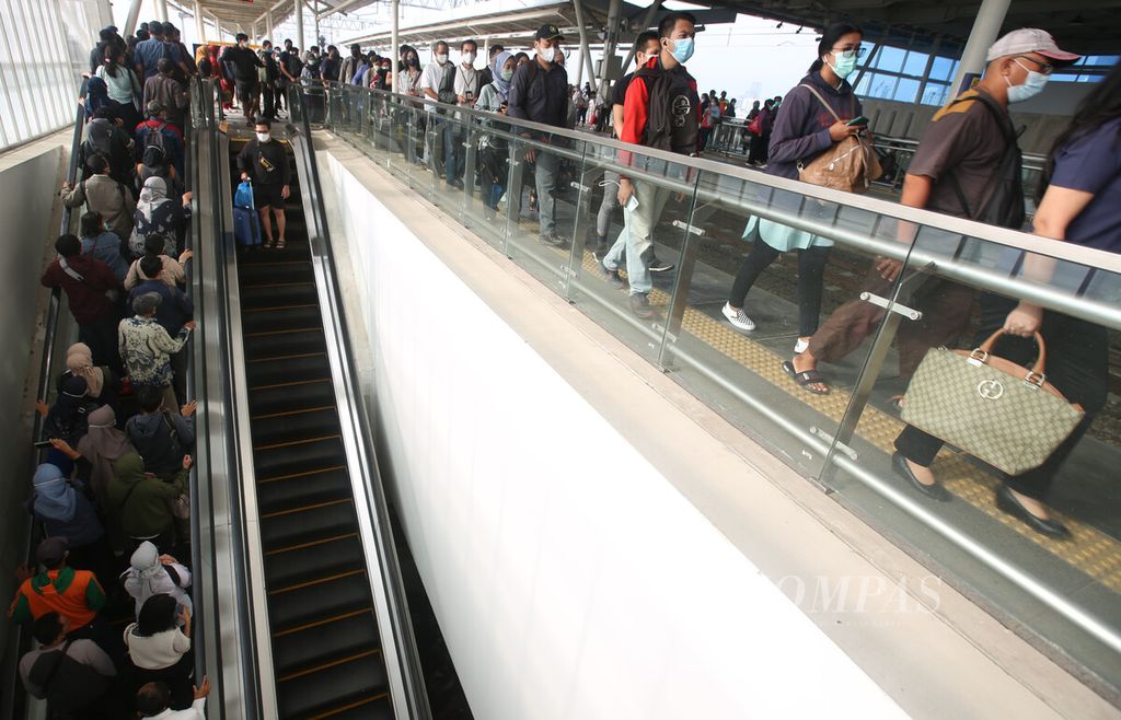 Calon penumpang KRL Commuter Line menaiki eskalator menuju apron atas Stasiun Manggarai, Jakarta Selatan, Senin (30/5/2022). 