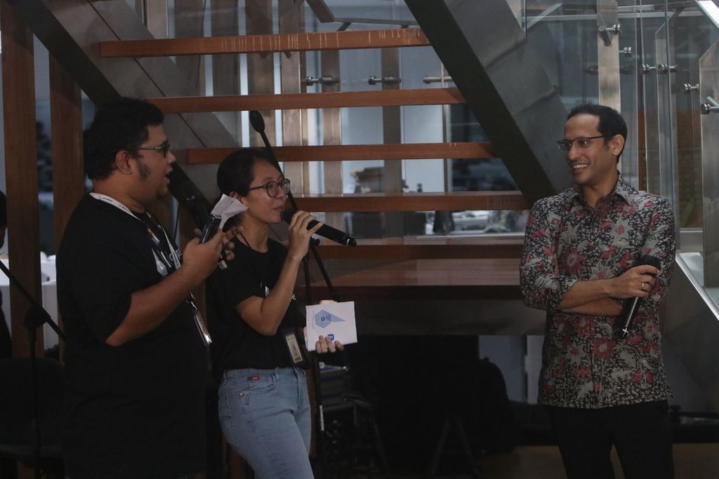 Menteri Pendidikan, Kebudayaan, Riset, dan Teknologi Nadiem Anwar Makarim (kanan) berbincang dengan pembawa acara dalam perayaan hari ulang tahun ke-6 Kompas.id di Menara Kompas, Jakarta, Rabu (8/3/2023).