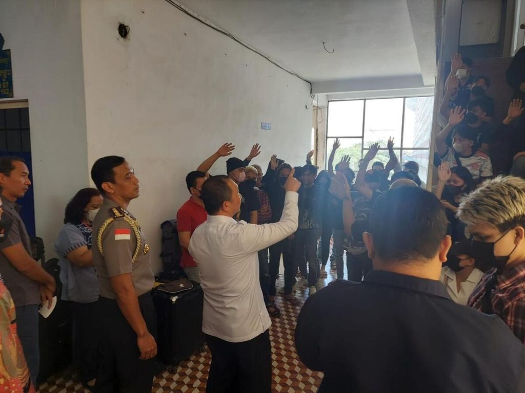 Tim Indonesian National Police atau INP menemui 34 orang warga negara Indonesia yang menjadi korban perusahaan penipuan daring di Kamboja. Ketiga puluh WNI tersebut dalam kondisi stabil.