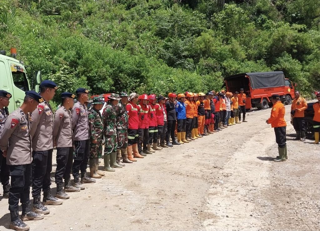 Ratusan petugas SAR gabungan bersiap melakukan pencarian hari ketiga korban longsor di Kecamatan Bastem Utara, Luwu, Sulawesi Selatan, Rabu (28/2/2024).