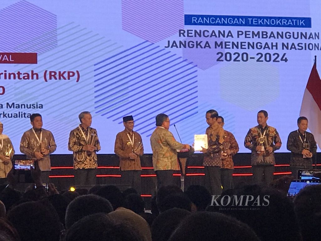 Presiden Joko Widodo menerima rancangan teknokratis RPJMN 2020-2024 dari Menteri Perencanaan Pembangunan Bambang Brodjonegoro dalam pembukaan Musrenbangnas 2019 di Jakarta, Kamis (9/5/2019).