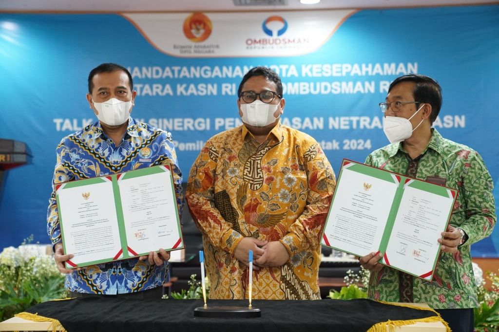 (Dari kiri ke kanan) Ketua Ombudsman RI Mokhammad Najih, Ketua Badan Pengawas Pemilu (Bawaslu) Rahmat Bagja, dan Ketua Komisi Aparatur Sipil Negara (KASN) Agus Pramusito dalam penandatanganan nota kesepahaman pengawasan penyelenggaraan pelayanan publik dan pengawasan manajemen ASN berbasis sistem merit di Jakarta, Selasa (31/5/2022).