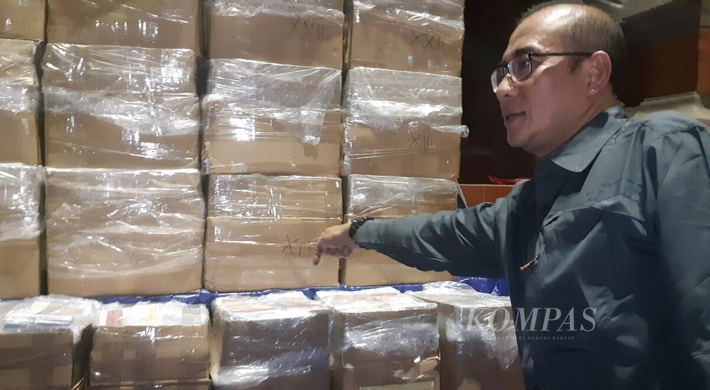 Ketua KPU Hasyim Asy'ari memeriksa logistik Pemilu 2024 ketika meninjau gudang logistik KPU Kota Denpasar yang berlokasi di GOR Kompyang Sujana, Kota Denpasar, Bali, Rabu (13/12/2023) malam.