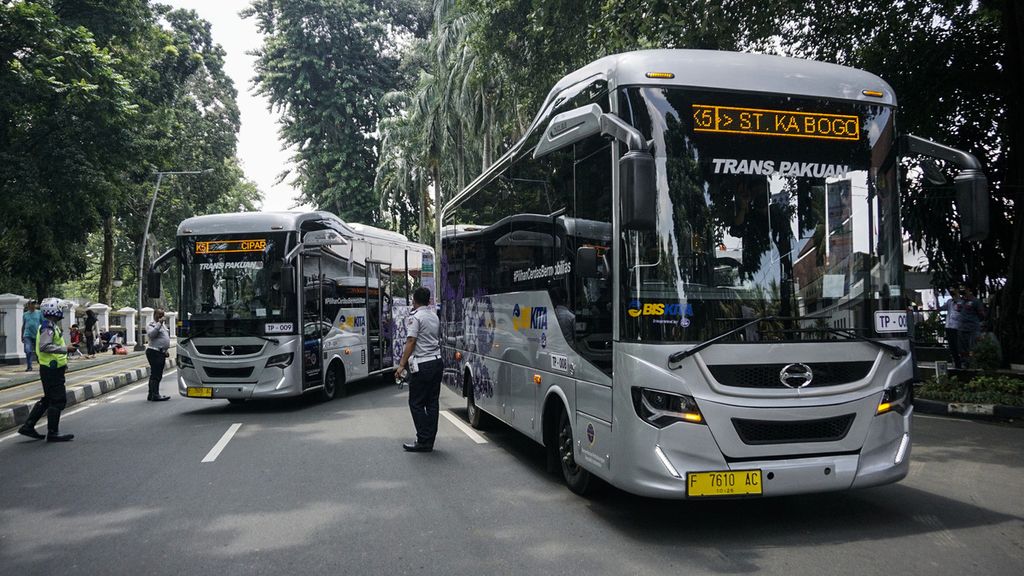 Armada Bus Kita Trans Pakuan saat acara peluncuran pengoperasiannya yang dilepas dari Balai Kota Bogor, Kota Bogor, Jawa Barat, Selasa (2/11/2021). 