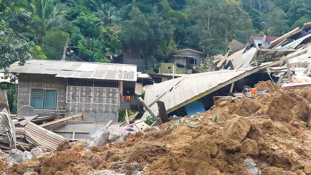 Kondisi Desa Masara di Davao pada Rabu (7/2/2024). Desa itu tertimbun tanah longsor pada Selasa malam. 