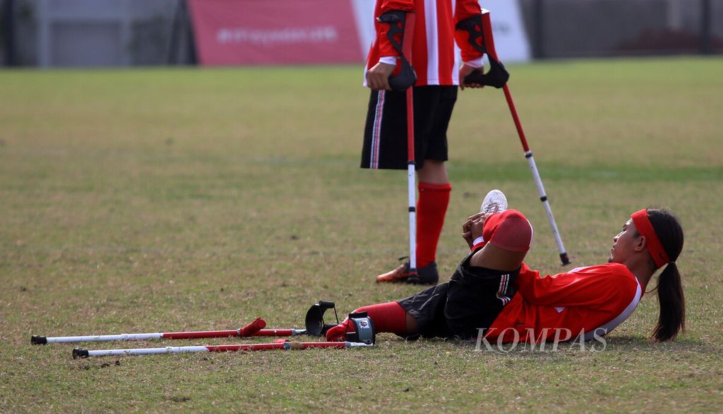 Anggota timnas Perkumpulan Sepak Bola Amputasi Indonesia (PSAI) melakukan pemanasan sebelum berlatih tanding dengan tim Garuda Keadilan FC di lapangan latih kompleks Stadiona Internasional Jakarta, Rabu (30/3/2022).