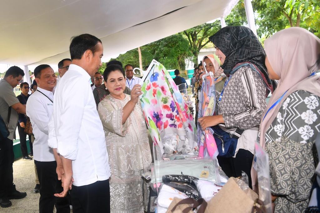 Presiden Joko Widodo dan Nyonya Iriana melihat-lihat produk para nasabah PT Permodalan Nasional Madani (PNM) Mekaar di Gedung Bale Rame, Kabupaten Bandung, Jawa Barat, Sabtu (3/2/2024)