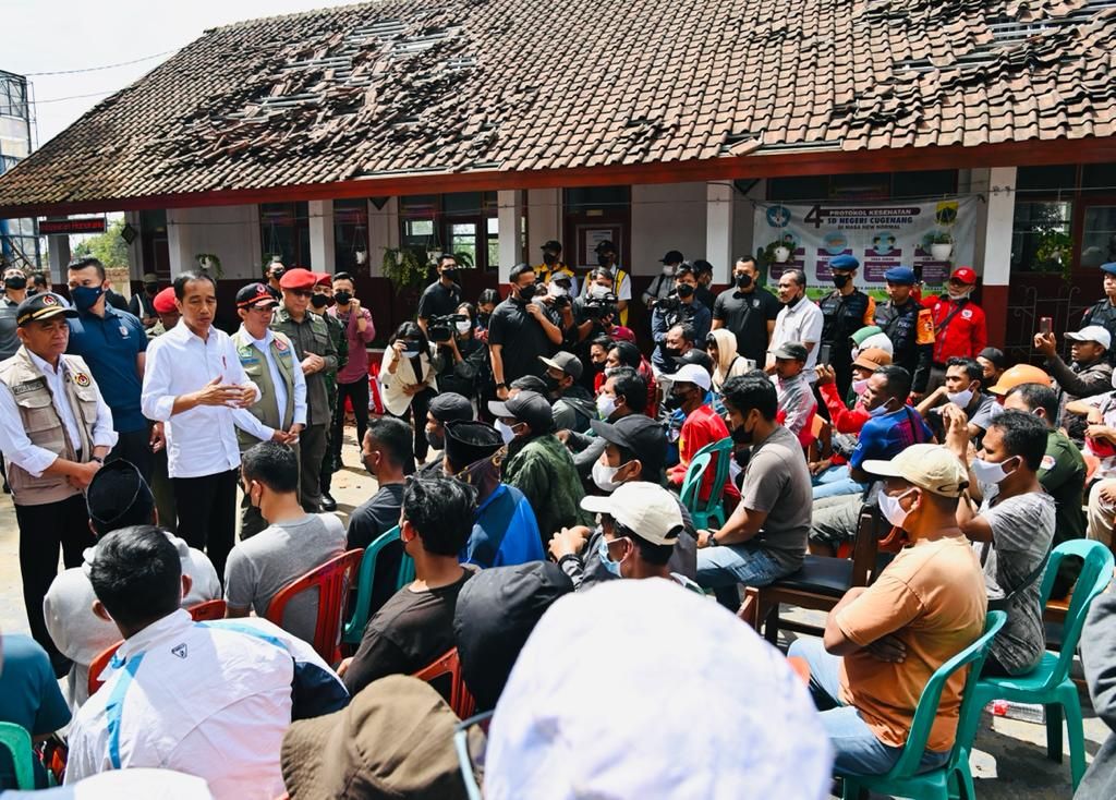 Lokasi pertama yang dikunjungi Presiden Joko Widodo dalam peninjauan penanganan dampak bencana di Kabupaten Cianjur, Jawa Barat, Kamis (24/112022), adalah SDN Cugenang. Di sini, Presiden bertemu dengan para pengungsi dan memberikan bantuan serta melihat langsung lokasi longsor.