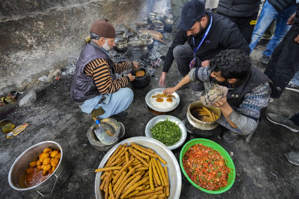 Warga Kashmir memasak untuk acara makan-makan di Srinagar, India, pada Rabu (21/2/2024).