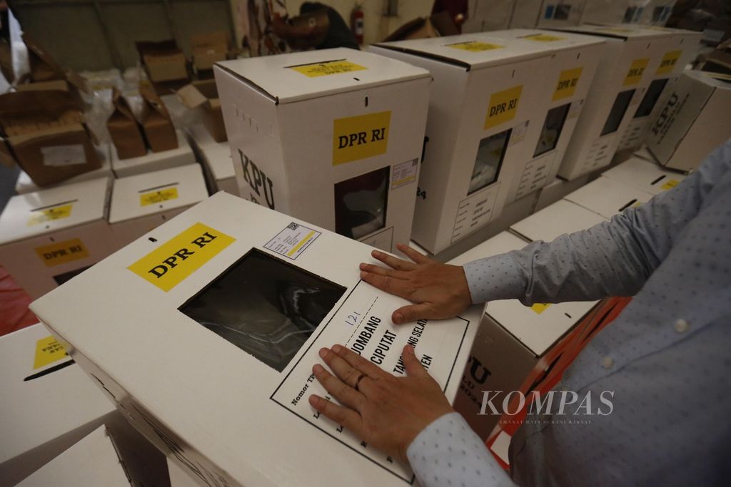 Petugas menempel stiker berisi identitas TPS pada kotak suara di gudang logistik Pemilu KPU Kota Tangerang Selatan di kawasan Serpong, Tangerang Selatan, Banten, Kamis (1/2/2024). 