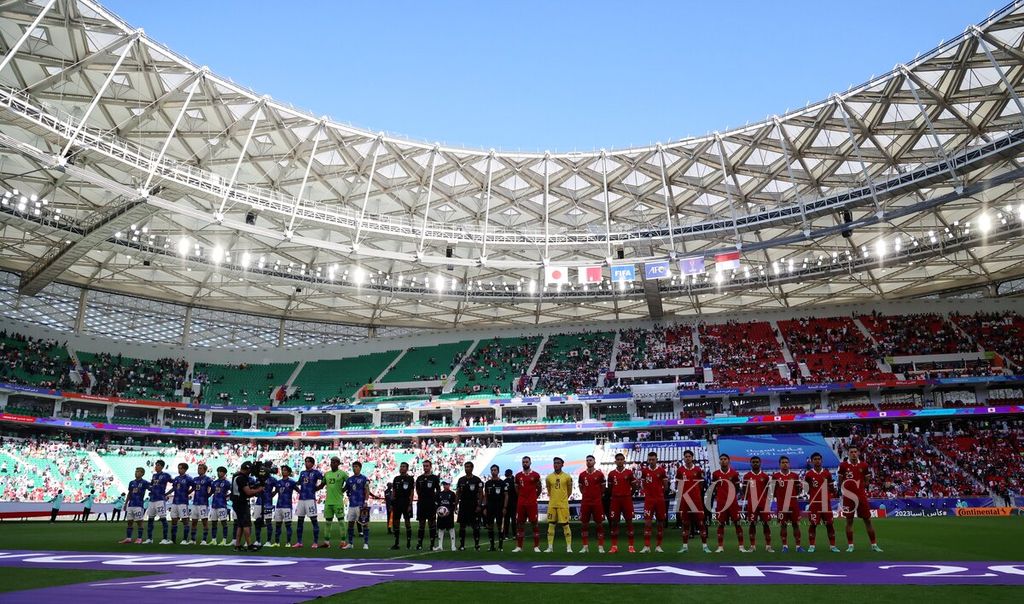 Pemain Indonesia dan pemain Jepang saat dikumandangkan lagu kebangsaan kedua negara pada pertandingan penyisihan terakhir Grup D Piala Asia 2023 di Stadion Al Thumama, Doha, Qatar, Rabu (24/1/2024). 
