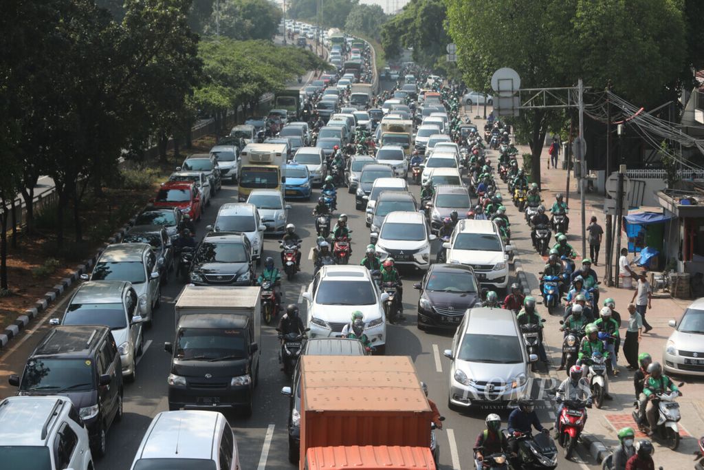 Antrean kendaraan menyemut di dua arah saat jam berangkat kerja di Jalan KH Abdullah Syafei, Tebet, Jakarta Selatan, Selasa (18/6/2019).