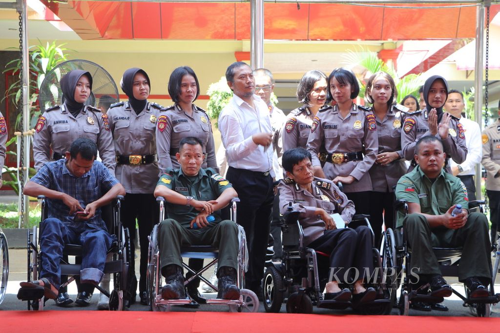 Aparat Kepolisian Daerah Sumatera Utara bersama aparat Kodam I Bukit Barisan bersiap menerima bantuan dalam rangkaian Hari Bhayangkara Ke-77, di Medan Sumatera Utara, Senin (19/6/2023).