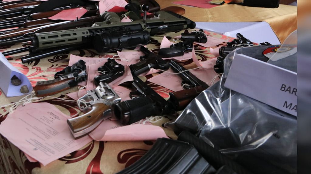 Penyidik Direktorat Reserse Kriminal Umum Polda Jawa Barat menyita 29 pucuk senjata api dan 9.673 butir amunisi di rumah seorang warga di Kabupaten Bandung, Senin (25/3/2024). 