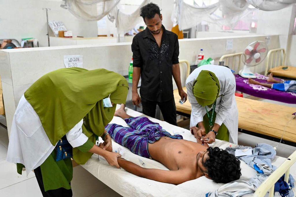 Seorang pasien demam berdarah mendapatkan perawatan di Rumah Sakit Shaheed Suhrawardy Medical College di Dhaka, Bangladesh, Senin (2/10/2023). Sejak awal tahun hingga saat ini, lebih dari 1.000 orang di Bangladesh meninggal akibat demam berdarah. 
