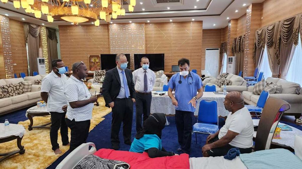 Gubernur Papua Lukas Enembe (kanan) menjalani pemeriksaan kesehatan oleh dokter spesialis dari Rumah Sakit Mount Elizabeth, Singapura, Minggu (30/10/2022) di Jayapura, Papua. 