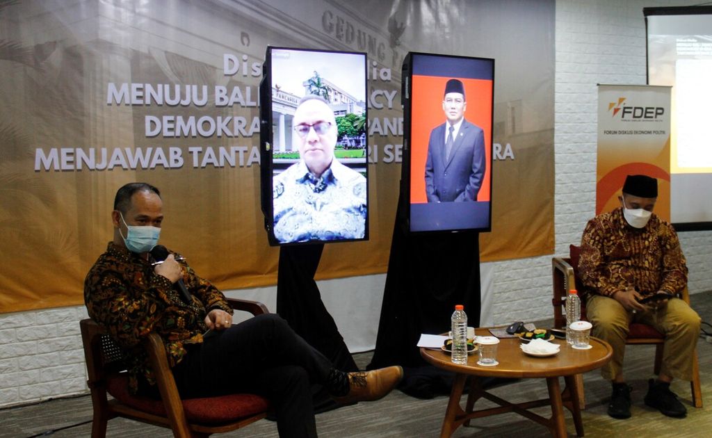 Pakar politik Internasional dari Universitas Paramadina, Mahmud Syaltout (kanan), Direktur Jenderal Informasi dan Diplomasi Publik Kementerian Luar Negeri RI Teuku Faizasyah (layar kiri), dan Sekretaris Jenderal PBNU Helmy Faizal Zaini (layar kanan) dalam diskusi menjelang Bali Democracy Forum, Kamis (2/12/2021), di Jakarta. Diskusi bertajuk "Demokrasi di Era Pandemi : Menjawab Tantangan Dari Setiap Negeri" itu membahas tentang pengembangan demokrasi secara beragam di masing-masing negara.