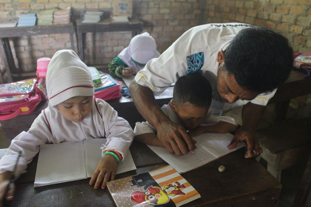 Kegiatan belajar-mengajar di SD Muhammadiyah 4 Palembang Filial, Rabu (13/11/2019). Sekolah ini hanya memiliki satu kelas yang menjadi tempat belajar siswa di semua tingkatan. Kondisinya pun sangat memprihatinkan karena bangunannya yang tidak laik.