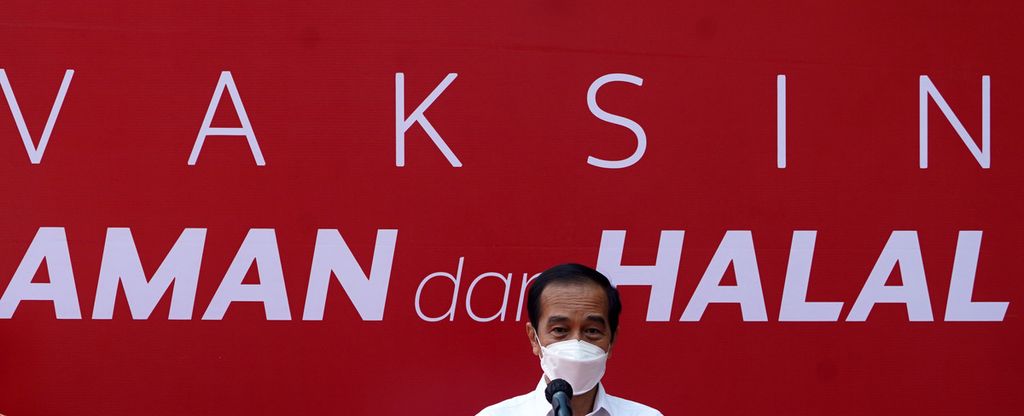 President Joko Widodo speaks at a press conference after reviewing the implementation of vaccine services in Bogor, West Java, Friday (19/3/2021).