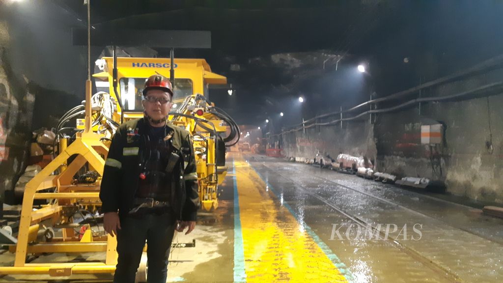 Leroy Manogar (41) salah satu insinyur di tambang bawah tanah PT Freeport Indonesia, Tembagapura, Kabupaten Mimika, Papau, Rabu (1/6/2022).  