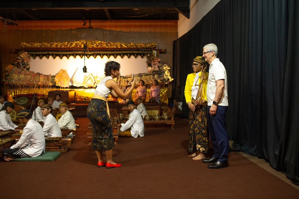 Fotografer lepas Nyimas Laula mendampingi CEO Apple Tim Cook mengunjungi Museum Wayang, Jakarta, Rabu (17/4/2024).