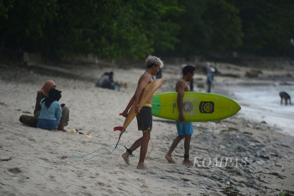 Peselancar berlatih di obyek wisata Pantai Wediombo, Gunungkidul, DI Yogyakarta, Rabu (24/1/2024).