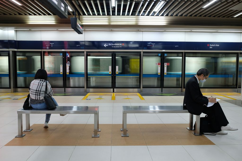 Penumpang menunggu jadwal keberangkatan kereta di Stasiun MRT Dukuh Atas, Jakarta Pusat, Jumat (18/11/2022). 