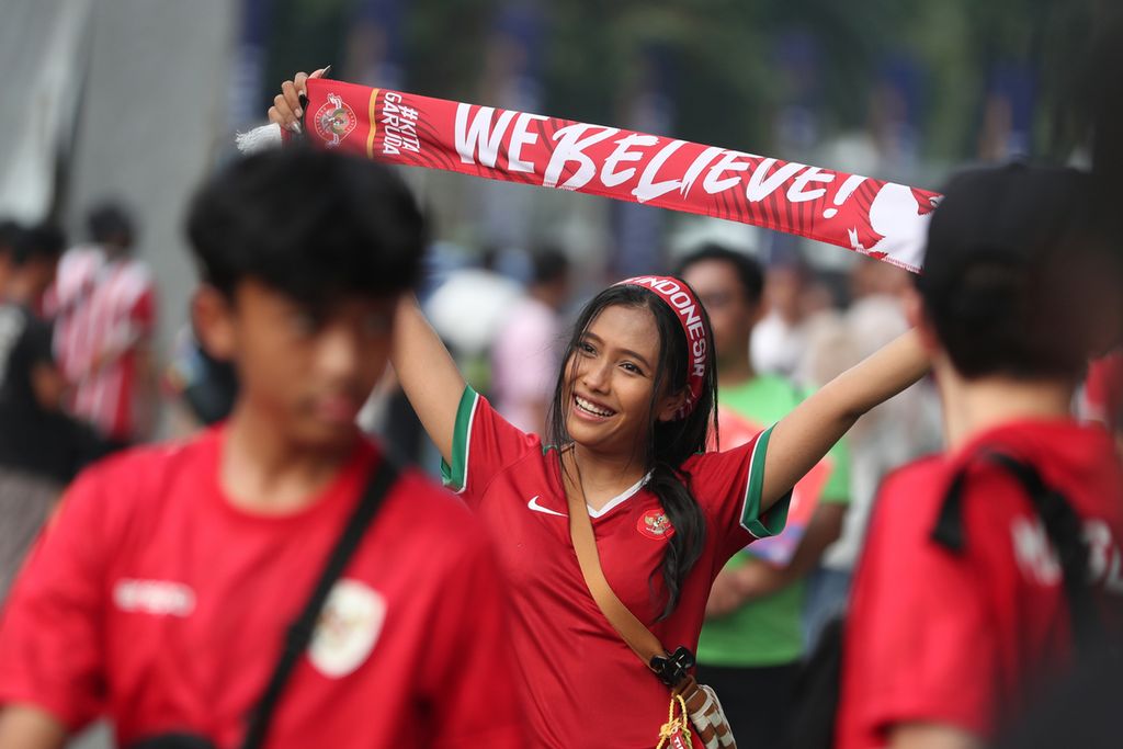 Keceriaan suporter saat hendak memberikan dukungan kepada timnas Indonesia yang akan bertanding melawan Jepang pada pertandingan Grup C putaran ketiga kualifikasi Piala Dunia zona Asia di Stadion Utama Gelora Bung Karno, Jakarta, Jumat (15/11/2024).