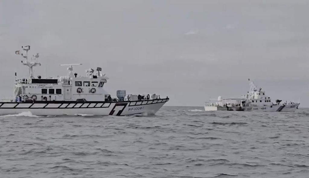 Kapal Penjaga Pantai Taiwan (kiri) mengejar kapal Penjaga Pantai China di perairan Kepulauan Kinmen, 11 Juli 2024.  