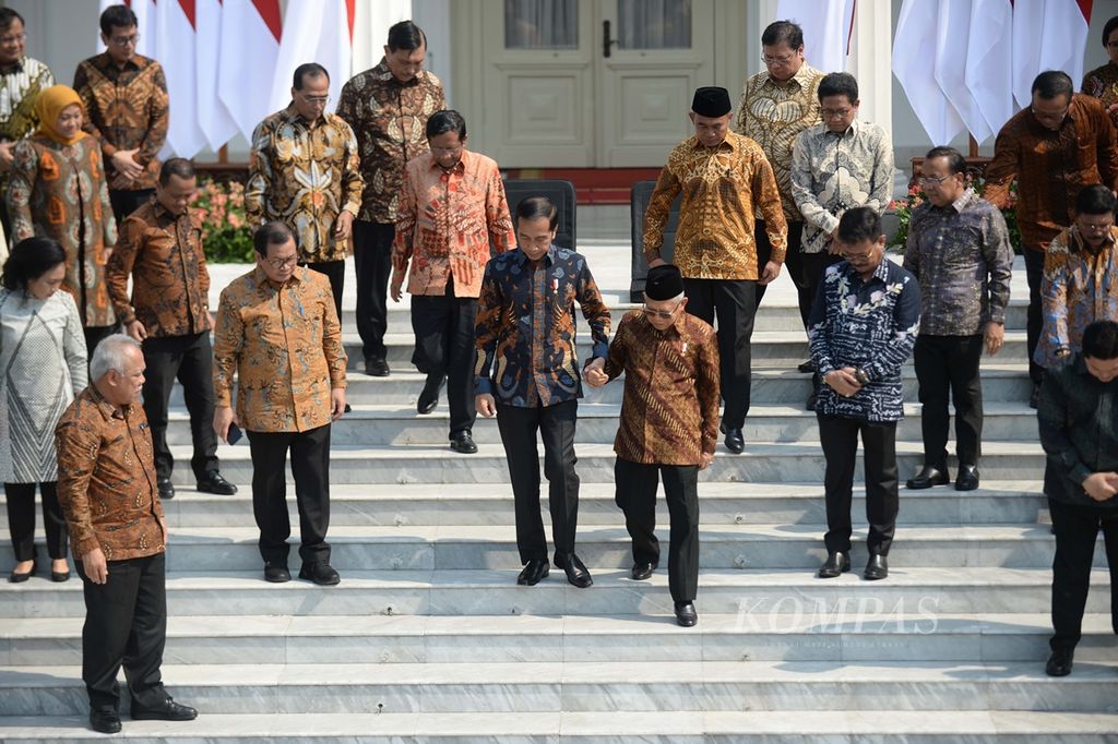 Presiden Joko Widodo bersama Wakil Presiden Maruf Amin memasuki Istana Merdeka, Jakarta, untuk berfoto bersama para menteri yang akan dilantik, Rabu (23/10/2019). Hari itu, Presiden mengumumkan susunan kabinet pemerintahannya yang diberi nama Kabinet Indonesia Maju. 