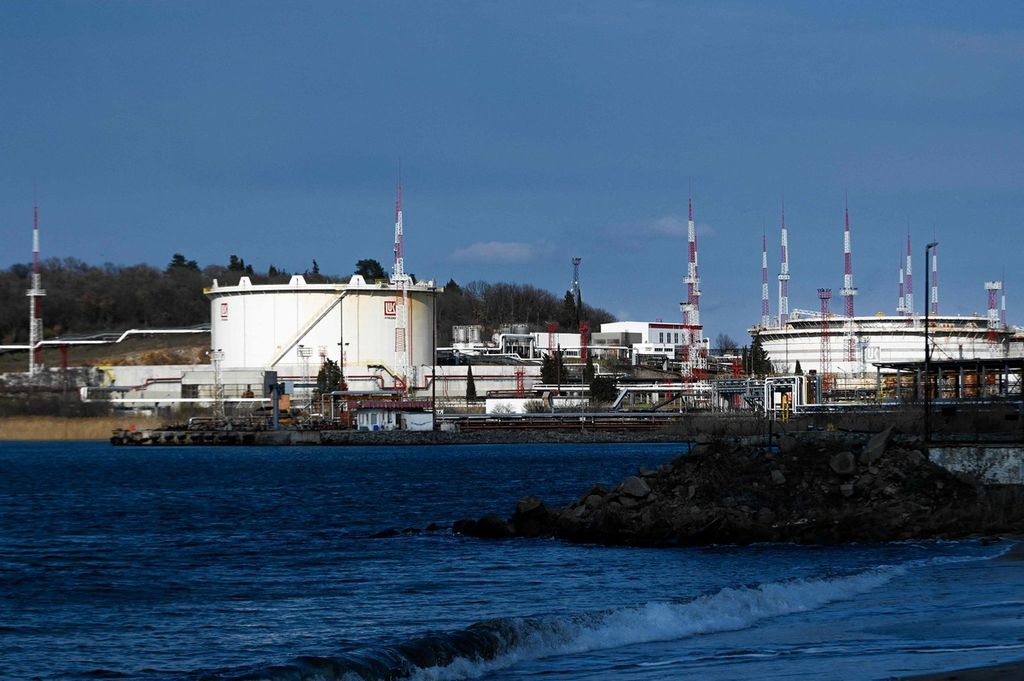 Foto yang diambil per 17 Maret 2022 ini menunjukkan tangki penyimpanan bahan bakar Lukoil di terminal Pelabuhan Rosenets dekat Kota Burgas, Bulgaria, di pesisir Laut Hitam. Bulgaria menerima 77 persen gas alamnya dari Gazprom Rusia. Satu-satunya kilang minyaknya, terbesar di Balkan, dimiliki oleh Lukoil Rusia. 