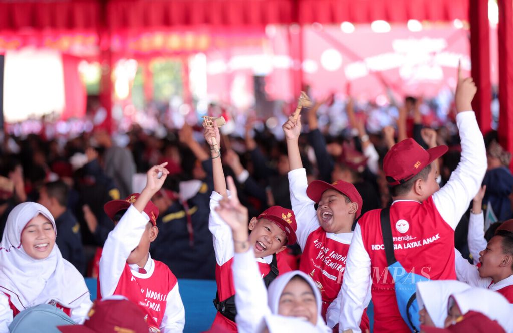 Children enthusiastically attended the peak of the 2019 National Children's Day commemoration which was held at Karebosi Field, Makassar, South Sulawesi, Tuesday (23/7/2019).