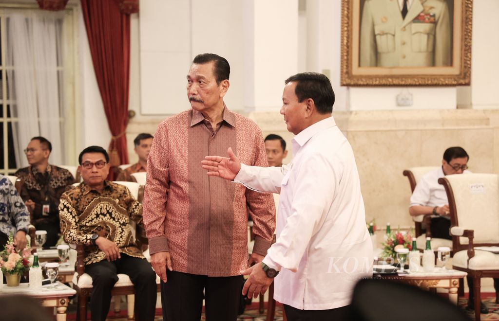 Menko Maritim dan Investasi Luhut Binsar Pandjaitan (kiri) berbincang dengan Menteri Pertahanan Prabowo Subianto di sela-sela mengikuti sidang kabinet paripurna di Istana Negara, Jakarta, Senin (26/2/2024). Sidang kabinet antara lain membahas kerangka ekonomi makro 2025. 