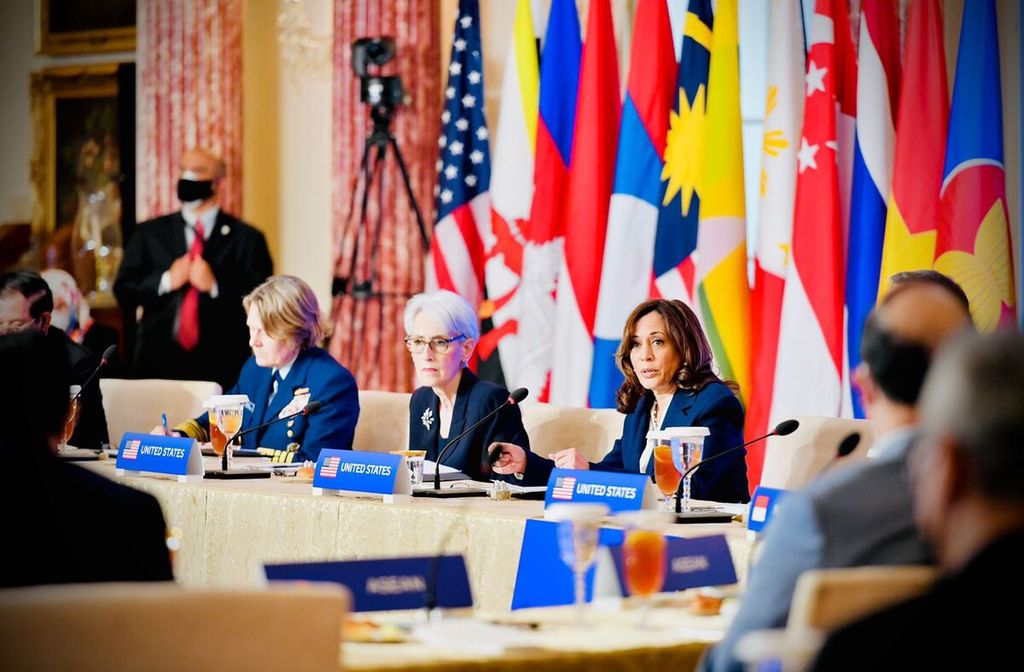 Wakil Presiden Kamala Harris  dalam working lunch dengan para pemimpin negara ASEAN, Jumat (13/5/2022) di Departemen Luar Negeri AS, Washington DC.
