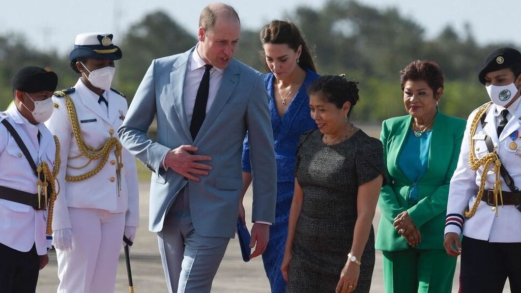 Pangeran William, Duke of Cambridge, dan Kate Middleton tiba di Bandara Internasional Belize City, 19 Maret 2022. Keduanya dijadwalkan berkunjung ke Belize, Jamaika, dan Bahama dalam rangka perayaan 70 tahun kekuasaan Ratu Elizabeth II. 